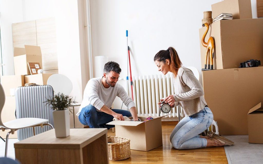 Couple préparant ses cartons avant un déménagement